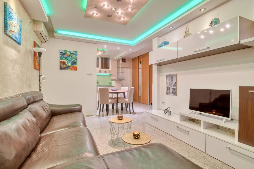 Cozy Nest Apartment- Central And Seaboard With Elevator 코토르 외부 사진