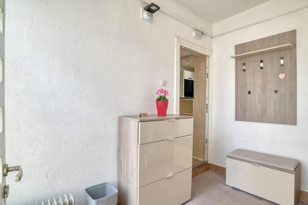 Cozy Nest Apartment- Central And Seaboard With Elevator 코토르 외부 사진