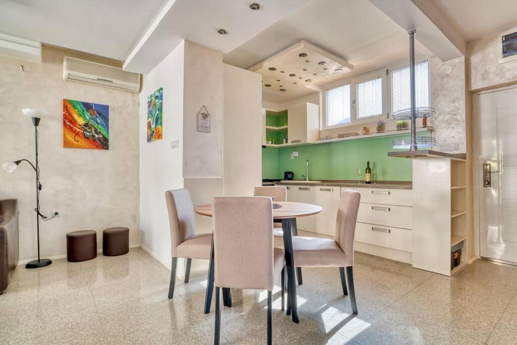 Cozy Nest Apartment- Central And Seaboard With Elevator 코토르 외부 사진