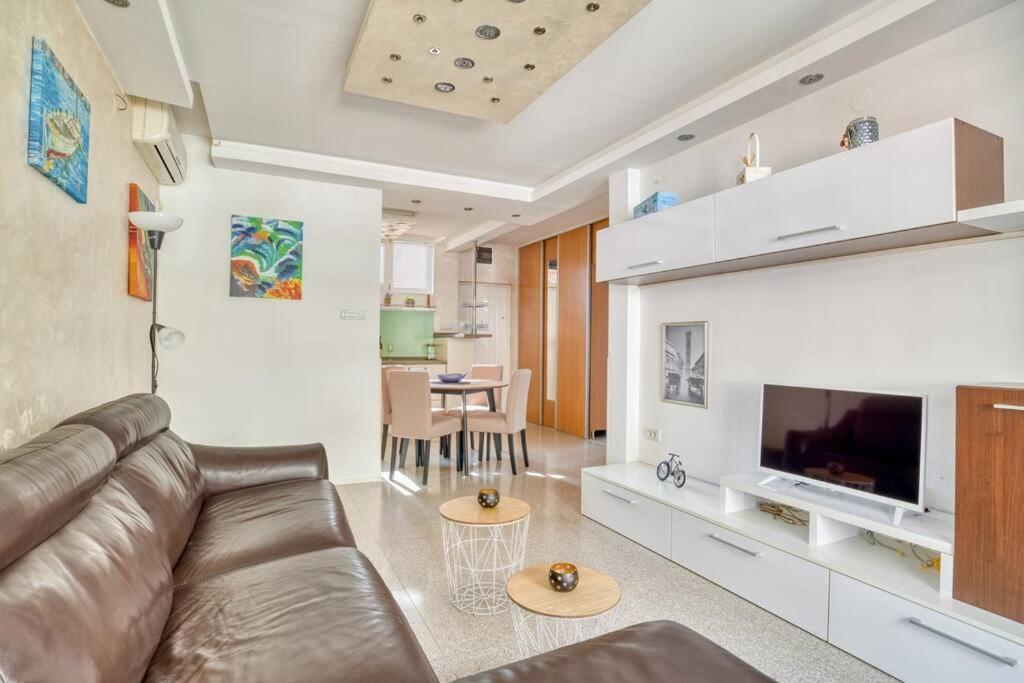 Cozy Nest Apartment- Central And Seaboard With Elevator 코토르 외부 사진