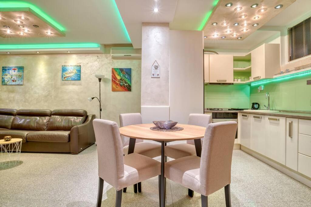 Cozy Nest Apartment- Central And Seaboard With Elevator 코토르 외부 사진