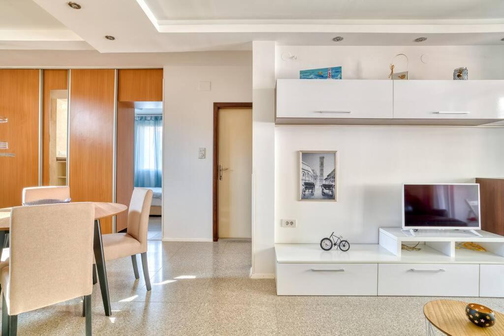 Cozy Nest Apartment- Central And Seaboard With Elevator 코토르 외부 사진